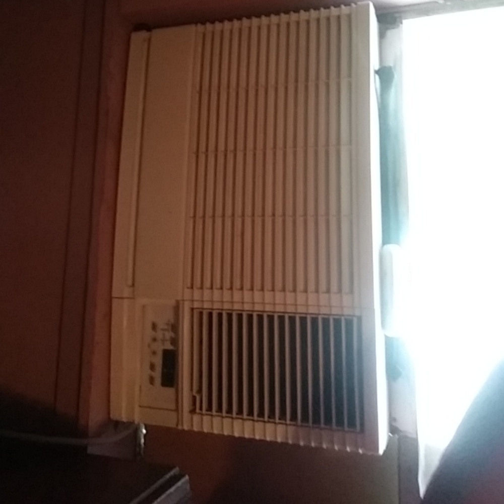 Frigidaire ac 1800 BTU 220 plug